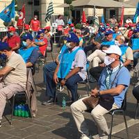 Teramo, la manifestazione sindacale con i lavoratori in piazza Martiri (Foto di Luciano Adriani)