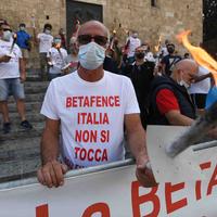 Una protesta dei lavoratori Betafence di Tortoreto sulle scale del Duomo, a Teramo