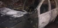 Una delle due auto distrutte dalle fiamme nella notte a Rancitelli (foto da Fb Per una nuova Rancitelli)