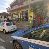 L'ufficio postale in via Monte Faito dopo la rapina (foto di G.Lattanzio)