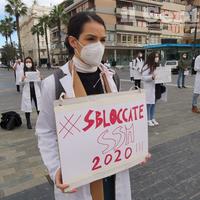 La protesta dei giovani medici in piazza Salotto (foto G.Lattanzio)