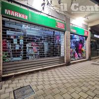 Il negozio multietnico di via Muzii dove è avvenuta la rapina (foto di Giampiero Lattanzio)