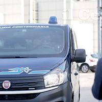 Il furgone blindato della polizia penitenziaria lascia il tribunale di Pescara (foto G. Lattanzio)