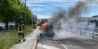 Vigili del fuoco al lavoro per spegnere l'incendio sul raccordo autostradale