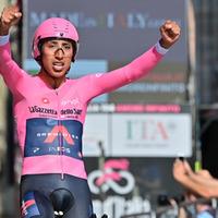 Egan Bernal festeggia la conquista del Giro d'Italia
