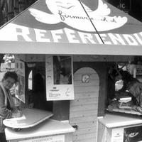 Punto di raccolta firme a Milano per l’indizione del referendum (3 giugno 1990, foto archivio Rcs)