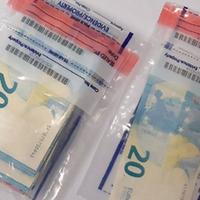 I due pacchetti di banconote false da 20 euro sequestrate dalla polizia