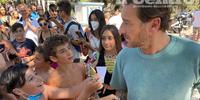 Francesco Totti a Pescara accerchiato da bambini a caccia di autografi e selfie (foto Giampiero Lattanzio)