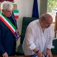 Lino Banfi con il sindaco di Bolognano Guido Di Bartolomeo