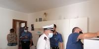 Polizia municipale e carabinieri nell'appartamento confiscato