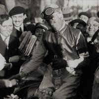 Il pilota Tazio Nuvolari portato in trionfo dopo la vittoria del gran premio di Pau (Francia)