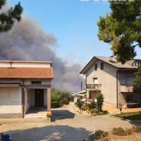 L'incendio a ridosso delle case a Lanciano (foto Stefania Sorge)