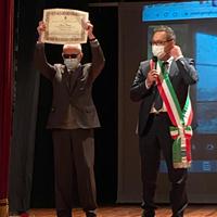Mario Pieroni riceve la cittadinanza onoraria dal sindaco di Loreto Aprutino Gabriele Starinieri