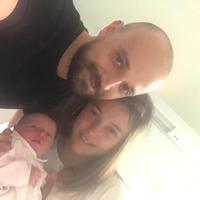 Il papà Luca Odoardi e la mamma Alessia Luciani con la piccola Sole
