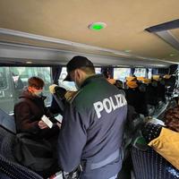I controlli della polizia su un pullman a Teramo (foto di Luciano Adriani)