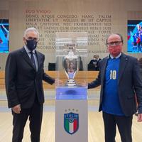 Il presidente Gravina e il rettore Mastrocola con la coppa degli Europei vinta dall'Italia (foto di Luciano Adriani)