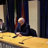 Al centro il sindaco di Pescara Carlo Masci durante la conferenza stampa