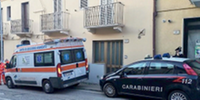 L’ambulanza del 118 e la pattuglia dei carabinieri in via Fiume
