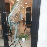 La vetrina sfondata dai ladri nel bar pizzeria Marconi