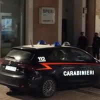 I carabinieri davanti alla filiale Bper di Pollutri