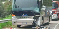 I resti della moto finita contro l’autobus in Sardegna