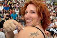 Una tifosa al PalaMaggetti mostra la firma tatuata di Alex del Piero (foto di Luciano Adriani)