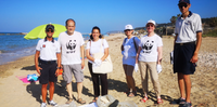 I volontari del Wwf al lavoro per ripulire la spiaggia