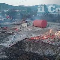 Mezzi, depositi e animali bruciati nelle stalle a Paganica (foto di Raniero Pizzi)