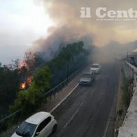 L'incendio di Atri visto da Porta Macelli e da via Del Gran Sasso (foto Luciano Adriani)