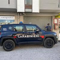 I carabinieri davanti all'ufficio postale