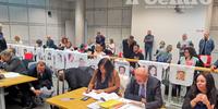 Parenti delle vittime di Rigopiano con le maglie ricordo in aula questa mattina (foto G.Lattanzio)