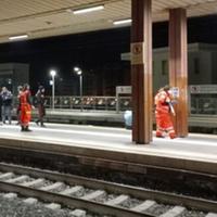 Agenti e soccorritori del 118 subito dopo la tragedia nella stazione di Montesilvano (foto Rete8)