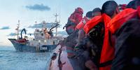 Il salvataggio dei migranti al largo di Lampedusa da parte della nave della Ong spagnola in navigazione verso Ortona