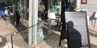 Il vetro spaccato nel bar di Villa Raspa di Spoltore