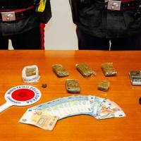 Droga e soldi sequestrati dai carabinieri nell’abitazione dello studente di 17 anni