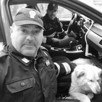 Gli agenti della Stradale con il cane salvato