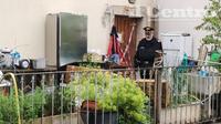 I carabinieri davanti alla casa del duplice tentato omicidio nella campagna di Civitaquana (foto G.Lattanzio)