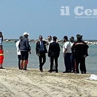 Il corpo senza vita sulla battigia e i soccorritori, i carabinieri e la Capitaneria a Lido Riccio