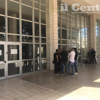 Operai della Sabino Esplodenti in tribunale a Vasto in attesa dell'esito dell'udienza sulla tragedia del 2020 (foto Gianfranco Daccò)