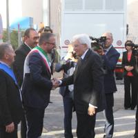La stretta di mano del presidente Mattarella con il sindaco Biondi