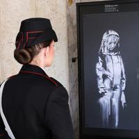 La rappresentazione fotografica della Ragazza del Bataclan regalata dagli allievi dell’Accademia di Belle Arti di Macerata al Comando provinciale dei carabinieri di teramo