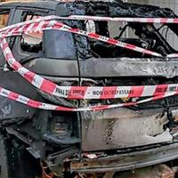 La carcassa della Range Rover incendiata (foto di Giampiero Lattanzio)