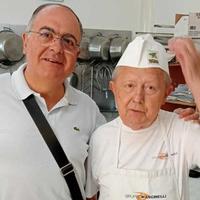 Il pasticciere Dante Pierdomenico nel suo locale e con l’ex sindaco Renzo Gallerati