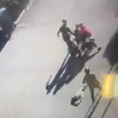 Il fermo di un fotogramma del video sul pestaggio nel cortile della scuola