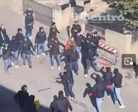 Gli scontri fra tifosi in via Cupa