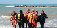 I soccorritori al Foro di Ortona riportano a riva uno dei due corpi dei fratellini annegati