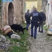Agenti dell'Unità cinofili di Pescara impiegati nelle perquisizioni a Celano