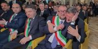 L'abbraccio tra il sindaco dell'Aquila e Biondi e il governatore Marsilio subito dopo la proclamazione