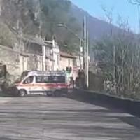 L'ambulanza bloccata dai lavori