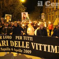 La fiaccolata in ricordo delle vittime del terremoto del 2009 (foto di Raniero Pizzi)